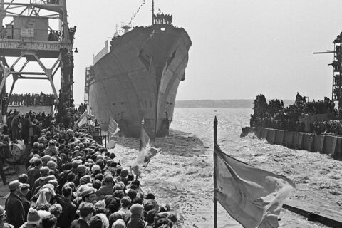 Рабочие ЧСЗ спускают корабль на воду (1971 год)